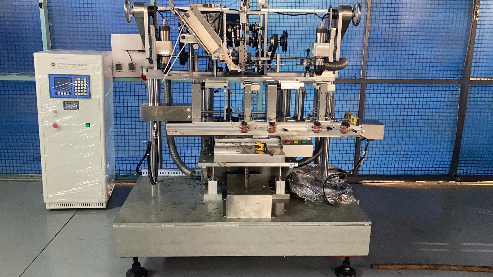 4 axis hair brush machine(2 drilling head and 1 tufting head)